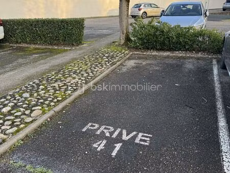 parking de 12 m² à sathonay-camp