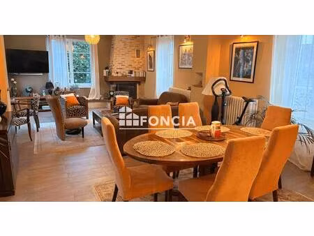 maison avec parc arboré à proximité du centre d'amplepuis