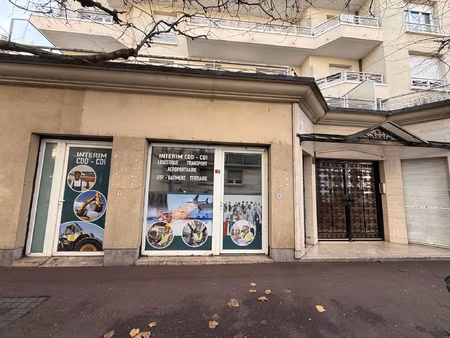 local commercial avec vitrine à 5min du rer b