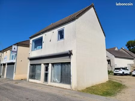 maison de ville de 106 m2 avec cour et stationnements