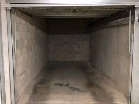 vends box fermé 9m2 dans résidence sécurisée