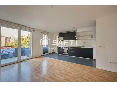 appartement 4 pièces 3 chambres de 80 m2 avec balcon et place de parking au sous sol dpe