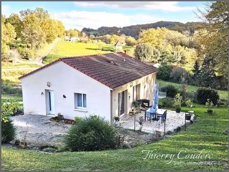 jolie maison récente avec sous-sol complet.