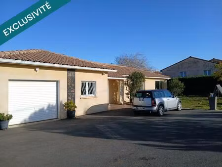 cette magnifique propriété offre un cadre de vie paisible en pleine campagne.