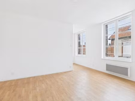 bel appartement rénové à deux pas de la mairie