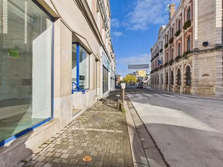 local commercial idéalement situé en face de la mairie