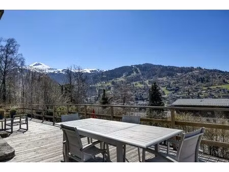 chalet avec grand terrain à proximité immédiate du centre village