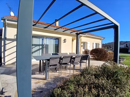 maison de plain pied récente avec son jardin et garage