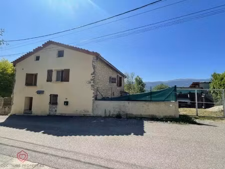 jolie maison en pierre sur vaste terrain arboré