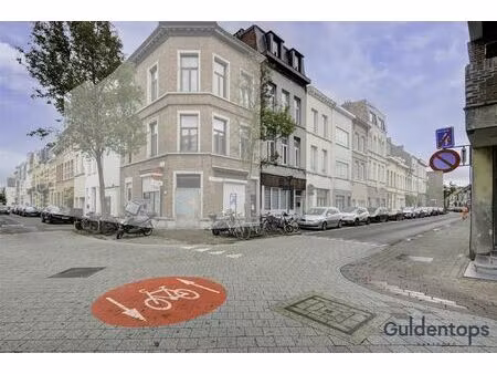 opbrengsteigendom bestaande uit 3 vergunde appartementen