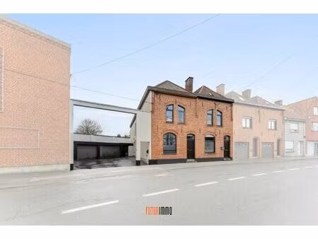 polyvalente duo-woonst met 2 garageboxen en koer