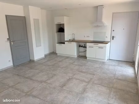 location t2 de 50 m carrée