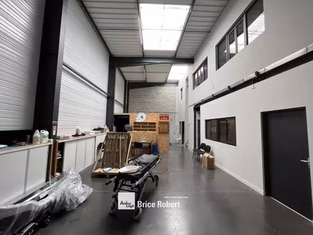 a vendre ou à louer - local d'activités composé de bureaux aménagés et climatisés sur 2 ni