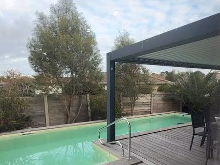 maison comtemporaine avec piscine  abris et carport