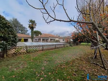 villa de standing sur 2500 m² de terrain avec piscine