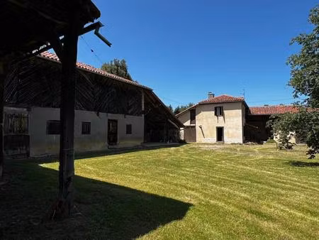 ancienne ferme sur 1ha aux portes du bourg