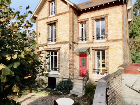 superbe meulière 112 m2  4 chambres  terrain de 884 m2  dpe:c.