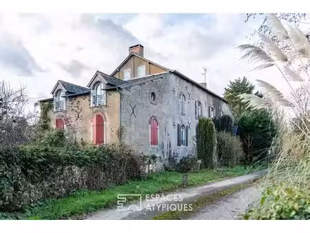 ancien moulin de caractère et son mécanisme d'époque en pleine campagne