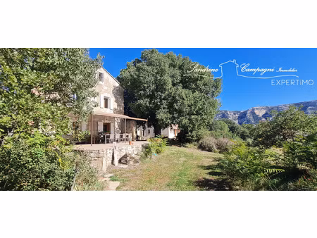 ancien corps de ferme de 1804 et villa de 1960 vue alpilles