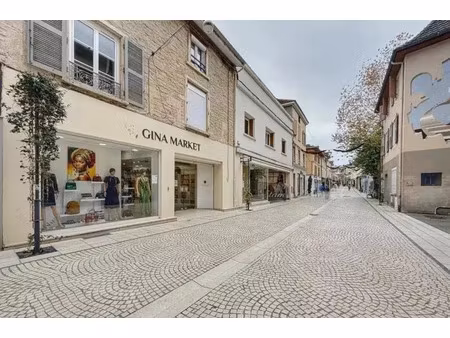 rue pietonne bourgoin a louer local de 115  8m2