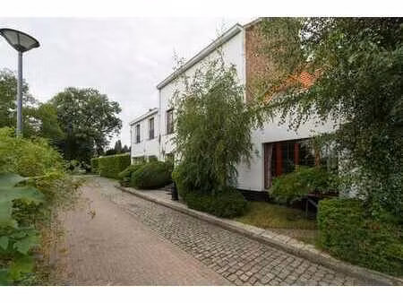 a proximité immédiate de ttes les facilités ( gare nossegem)