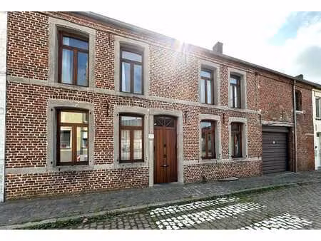 bâtiment spacieux avec atelier et bureaux