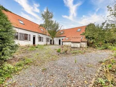 une maison d’habitation avec dépendances  jardin et verger