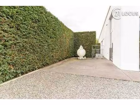 espace commercial avec logement et 6 places de parking à ven