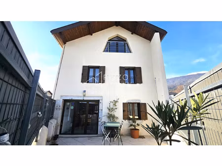 maison de village de 130 m2 au sol avec jardin  cours et par