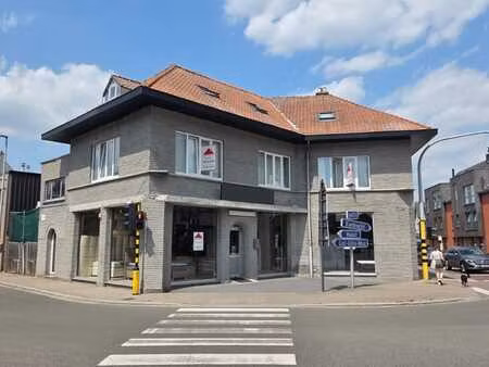 handelsruimte van ongeveer 160 m² + zeer ruim duplexappar...