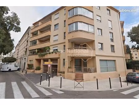 parking/box 15 m² nimes