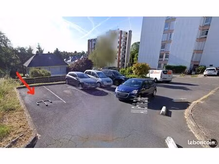 place de parking extérieur