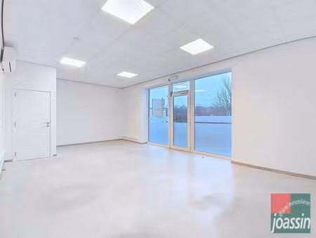 rez-de-chaussée commercial avec 6 places de stationnement