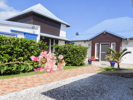 à vendre –belle propriété avec deux villas  piscine et jardin tropical – le moule