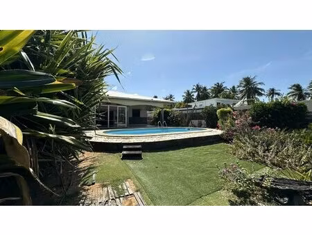 votre villa t5 avec piscine dans un quartier calme et proche de toutes les commodités.