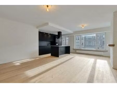 prachtig gerenoveerd appartement met parking te deurne!