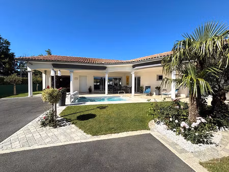 villa plain pied 4 chambres  jardin aménagé  piscine