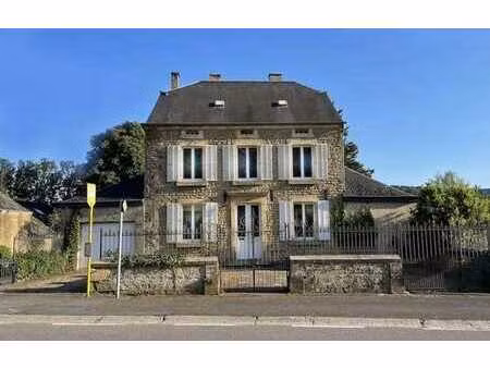 maison 4 façades avec garage et grand jardin.