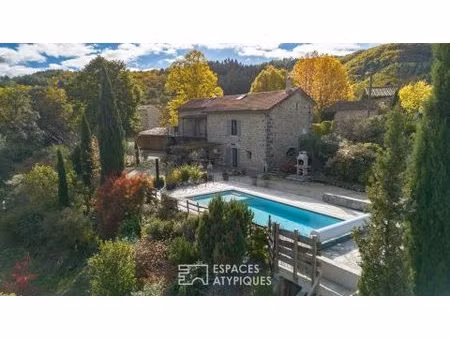 mas de caractère avec piscine  panneaux solaires et vue sur la montagne