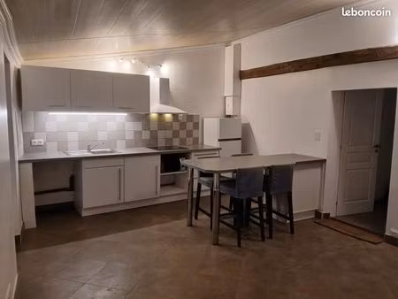 charmant t3 de 53 m2 à st zacharie  refait à neuf