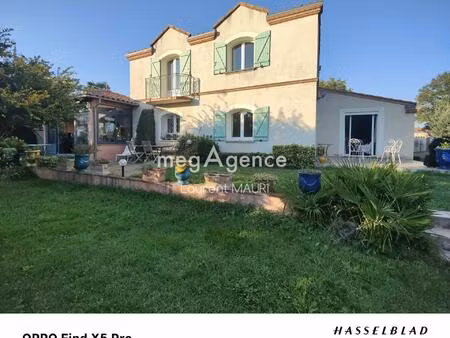 très belle maison  située dans le lauragais  composée de 6 pièces dont 3 chambres  de terr