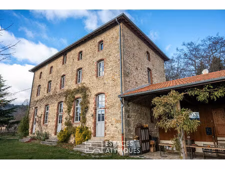 en ardèche  des propositions d'accueil  sous le charme d'une ancienne école.