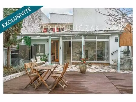 charmante maison au calme avec terasse 2 parkings et potentiel-136m2 sur un terrain 240m2.