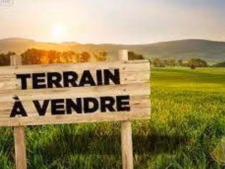 beau terrain plat dans le village