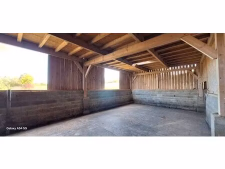 superbe site de 13 hectares avec 2 hangars 230 m2 charpente trad