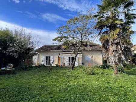 maison individuelle avec jardin et garage