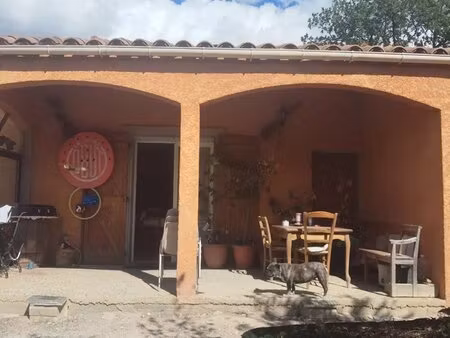 a vendre une villa construite en 2008 avec un garage  un abri sur une parcelle de 1531m²