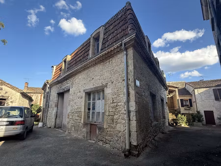 bourg de visa. bâtiment en pierre avec logement à l’étage et garage au rez-de-chaussée