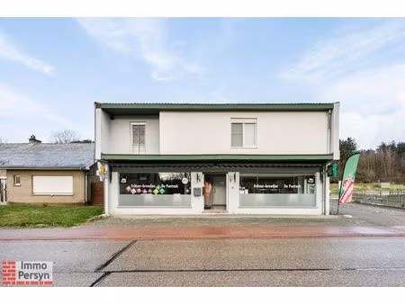 handelspand met bovenliggend appartement en achterliggende bouwgrond.