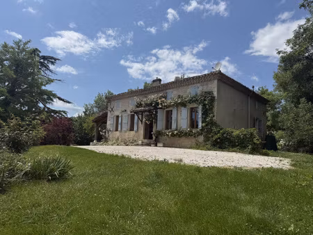 lauzerte maison en pierre avec 4 chambres  piscine et jardins  petit dependance